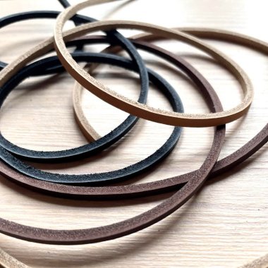 Firkantet lædersnøre