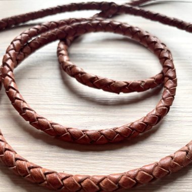 Flettet lædersnøre